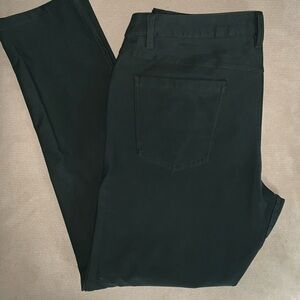 lululemon Men’s 5 Pocket Pant
Size:34
Color: Dark Olive